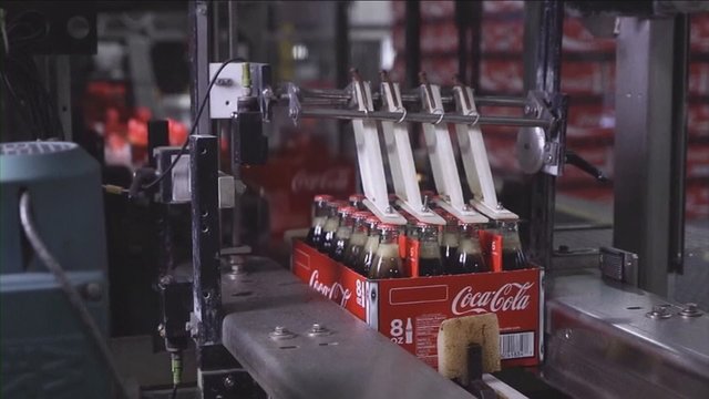 Gaiviųjų gėrimų milžinė „Coca-Cola“ visame pasaulyje atleis per 2 tūkstančius darbuotojų