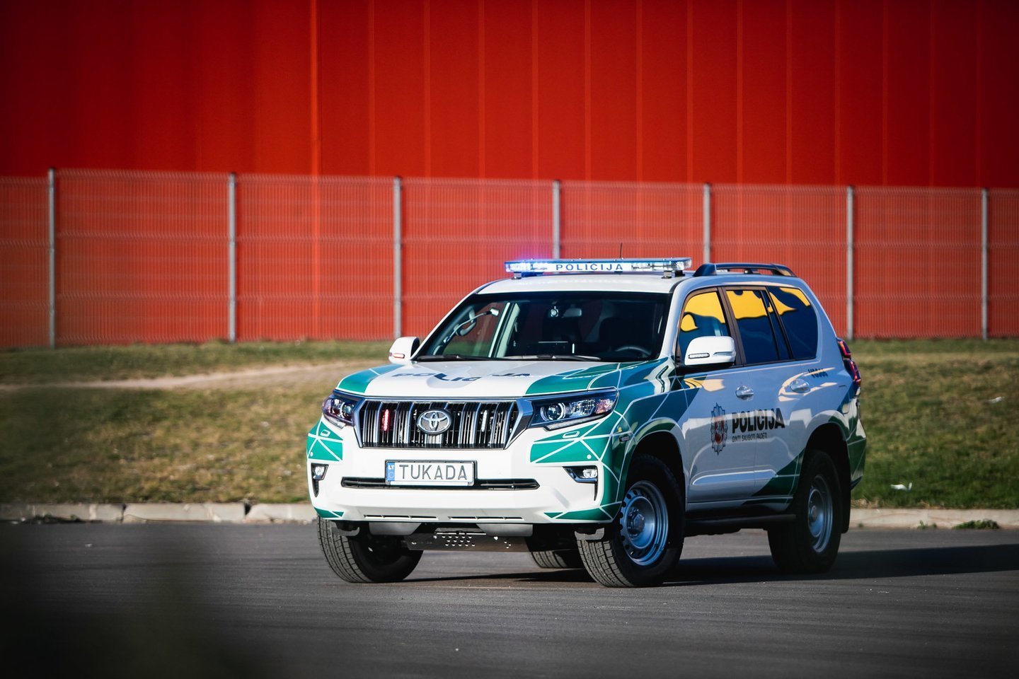 Lietuvos policija savo automobilių parką papildė „Toyota Land Cruiser“ visureigiais. Tokių modelių pareigūnai Lietuvoje dar neturėjo.<br>E.Babelio nuotr.