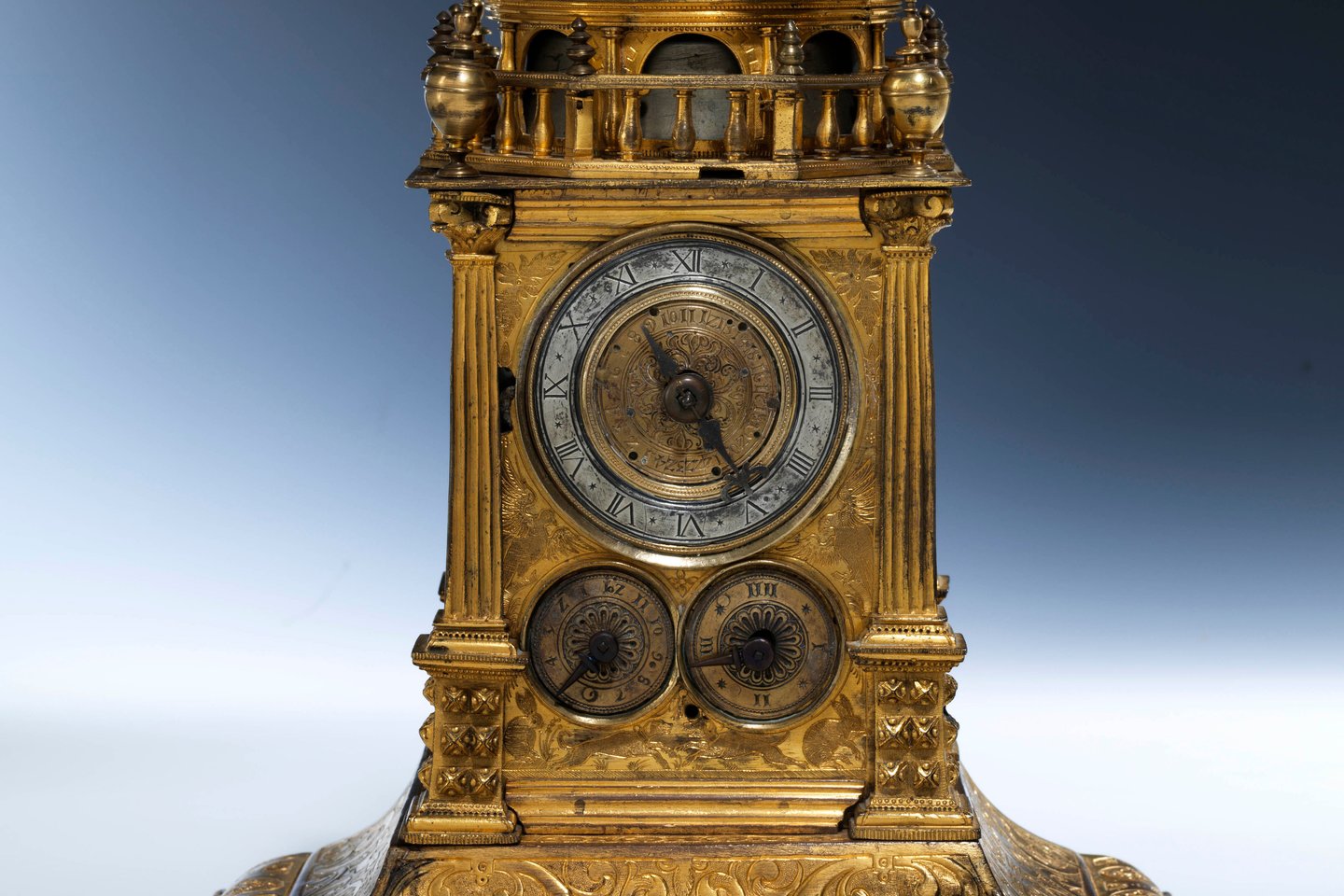 Iki sugriežtinto karantino į Valdovų rūmus dar spėjo atkeliauti ypatingas eksponatas – XVI a. laikrodis.<br>D.Avižinio nuotr. 