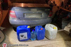 Šilalės pareigūnai garaže aptiko 85 litrus naminės degtinės