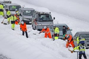 Japonijoje eismo chaosą sukėlė gausiai iškritęs sniegas, du žmonės žuvo