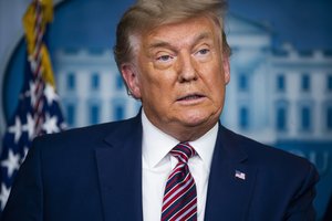 D. Trumpas: JAV „triuškinamai patvirtino“ „Moderna“ vakciną nuo koronaviruso