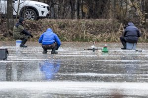 Žvejai jau lipa ant ledo: specialistai perspėja apie didžiulį pavojų gyvybei