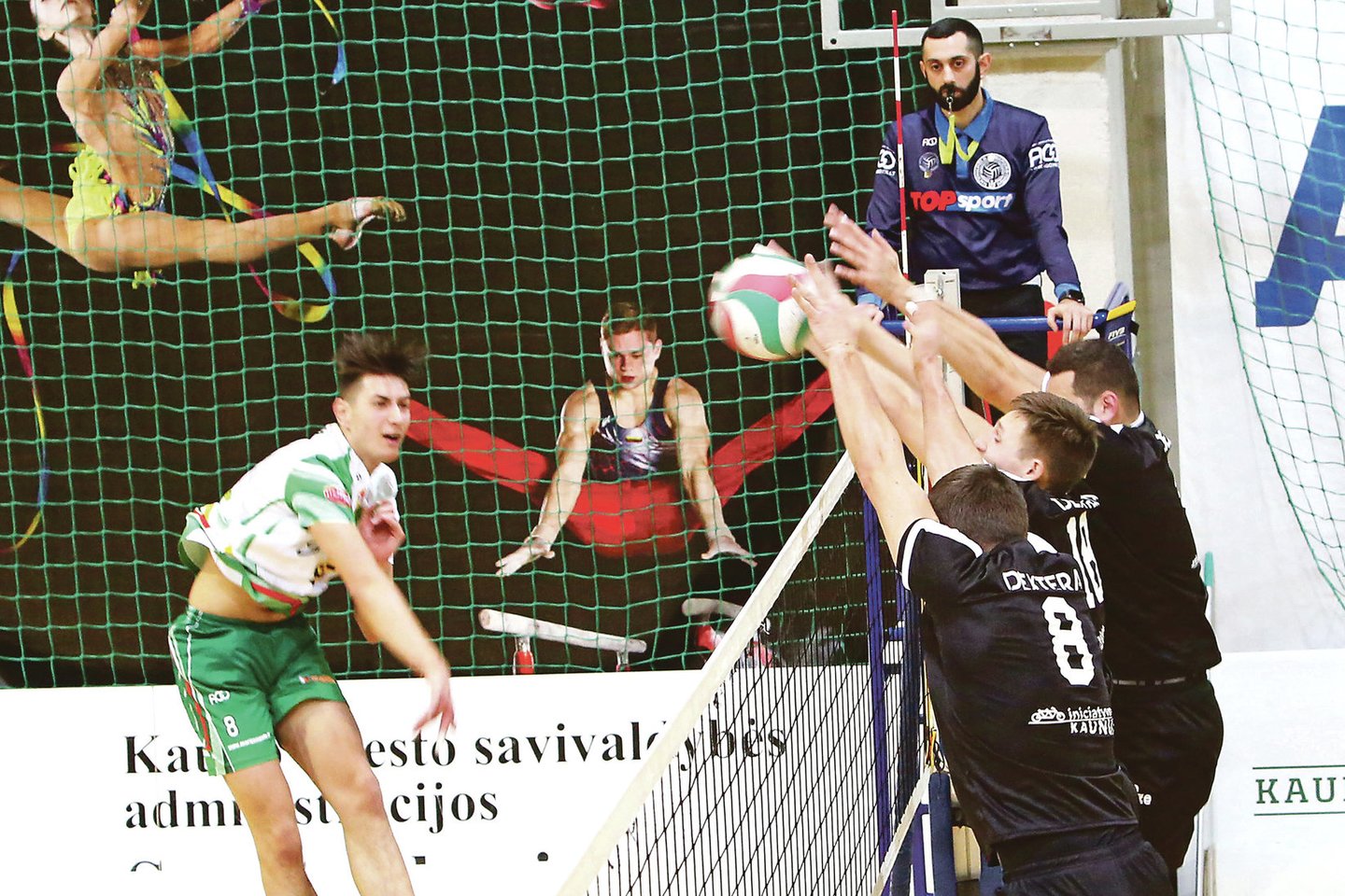 „RIO-Starto“ tinklininkai (juodi marškinėliai) namų arenoje nepaliko vilčių Marijampolės „Sūduvos“ ekipai, kuriai šįkart ypač nesisekė žaidimas.