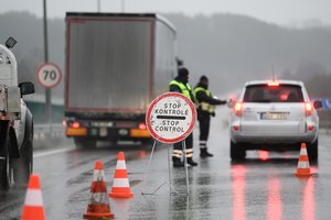 Penktadienį į kitas savivaldybes neįleista per 3,2 tūkst. automobilių