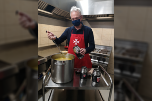 Ragina platinti gerumo virusą – prisidėti prie pagalbos vargstantiems senjorams