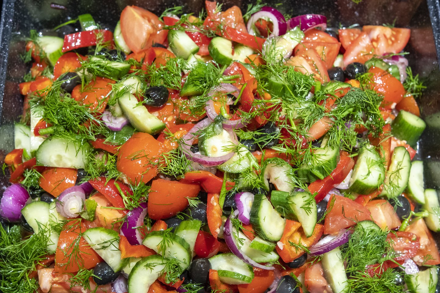 Šviežių daržovių salotos ne tik sveika, bet ir puošia vaišių stalą.<br>V.Ščiavinsko nuotr.