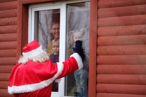 Kalėdų Senelis Pasvalio rajone rado būdą, kaip saugiai aplankyti vaikus ir išgirsti jų eilėraštukus