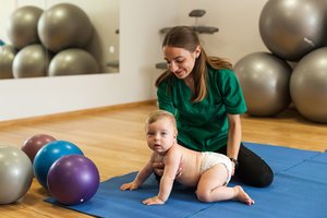 Kineziterapeutė paaiškino, kada vaikai tampa kairiarankiai ir dešiniarankiai