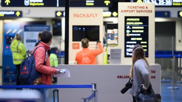 Valstybėms uždarant oro kelius į JK – oro uostuose sumaištis: žmonės nežino kaip grįš namo