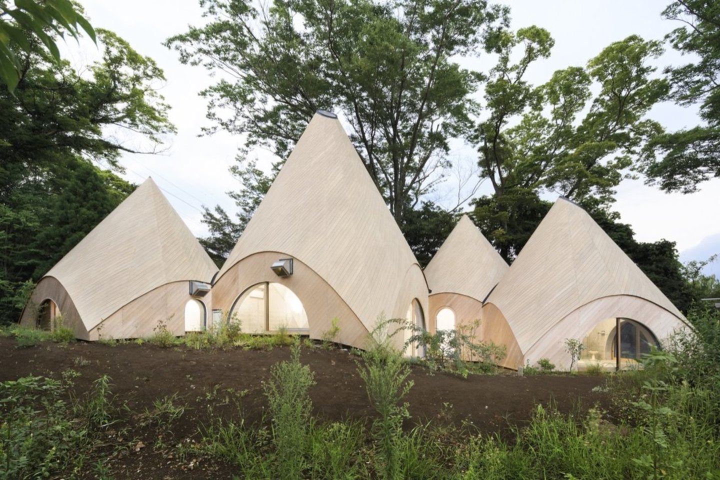 Palapines primenančių statinių grupę Tokijo architektas Issei Suma suprojektavo turėdamas kilnią idėją, kad pastoge bei maistu aprūpintų pagyvenusius mažos japonų bendruomenės gyventojus.<br>Takumi Ota / archdaily.com nuotr.