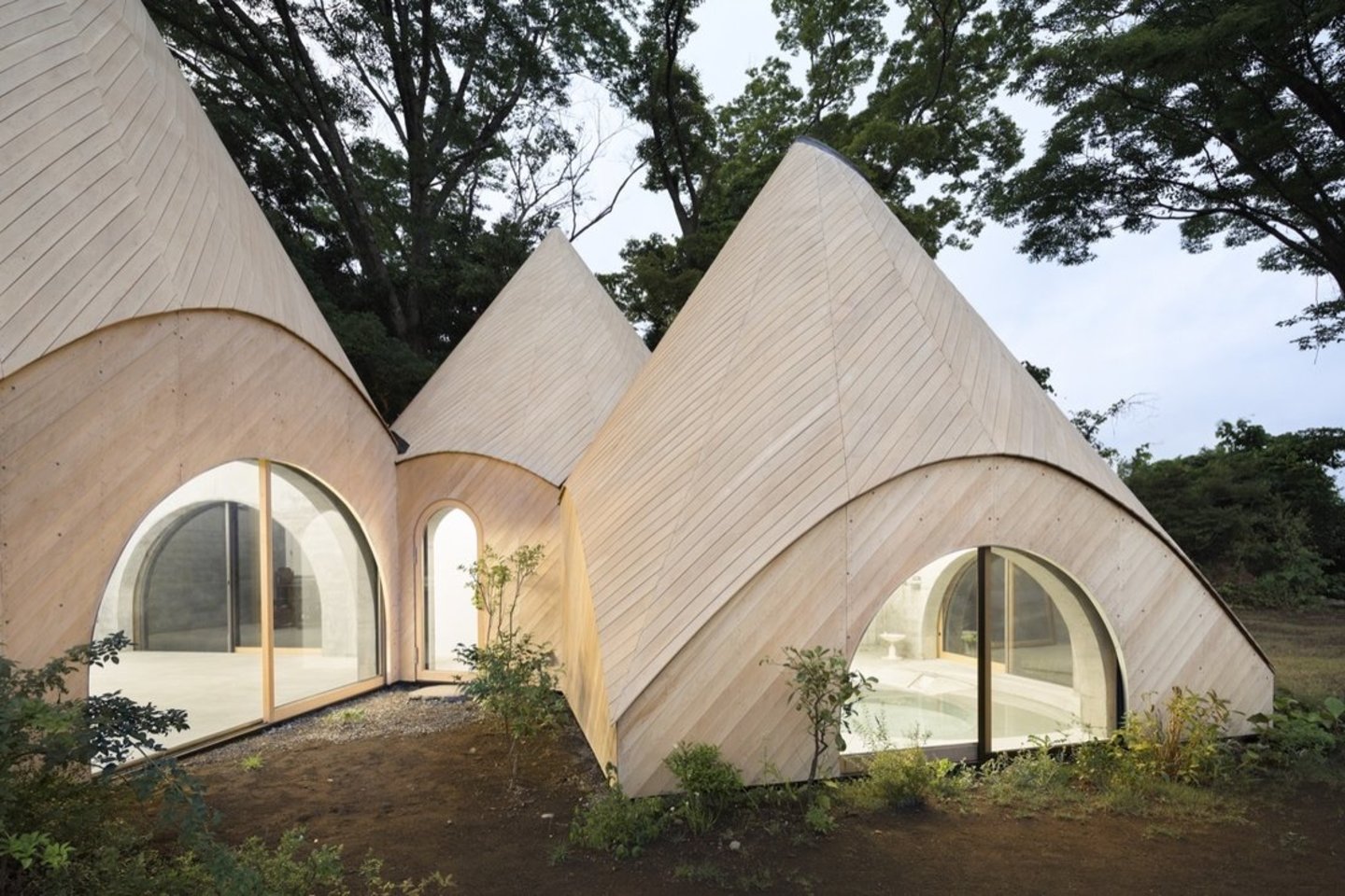 Palapines primenančių statinių grupę Tokijo architektas Issei Suma suprojektavo turėdamas kilnią idėją, kad pastoge bei maistu aprūpintų pagyvenusius mažos japonų bendruomenės gyventojus.<br>Takumi Ota / archdaily.com nuotr.