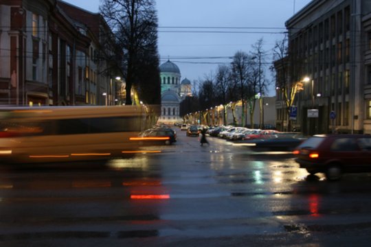 Kelininkai perspėja: vietomis yra slidžių kelių ruožų