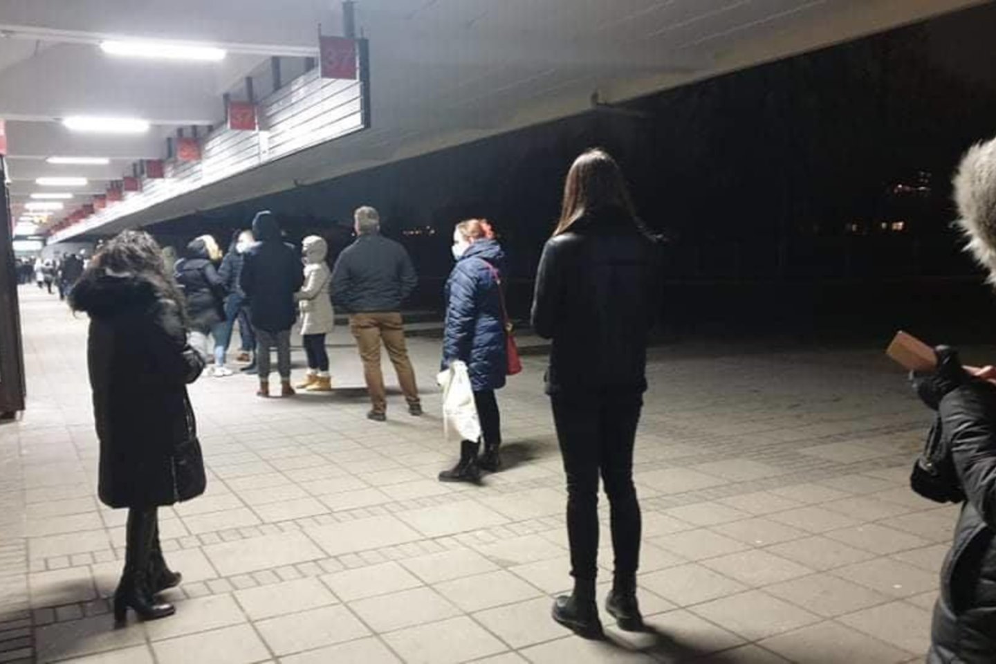 Vilniaus autobusų stotyje laukiant siuntų nusidriekė didžiausios žmonių eilės.<br>Lrytas.lt skaitytojos Ingos nuotr.
