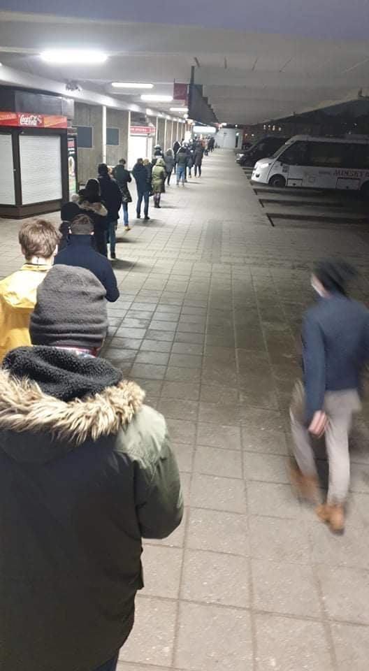 Vilniaus autobusų stotyje laukiant siuntų nusidriekė didžiausios žmonių eilės.<br>Lrytas.lt skaitytojos Ingos nuotr.