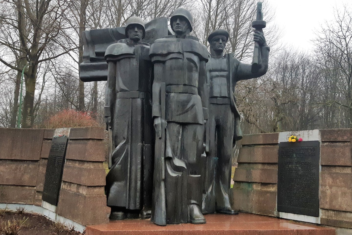 Paminklas sovietiniams kariams Klaipėdos parke. Skulptorius R.Daugintis.<br> G.Pilaičio nuotr.