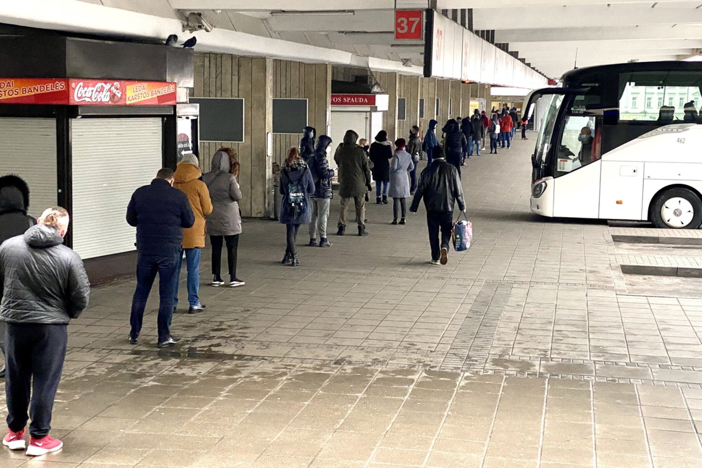 Vilniaus autobusų stotyje laukiant siuntų nusidriekė didžiausios žmonių eilės.<br>V.Ščiavinsko nuotr.