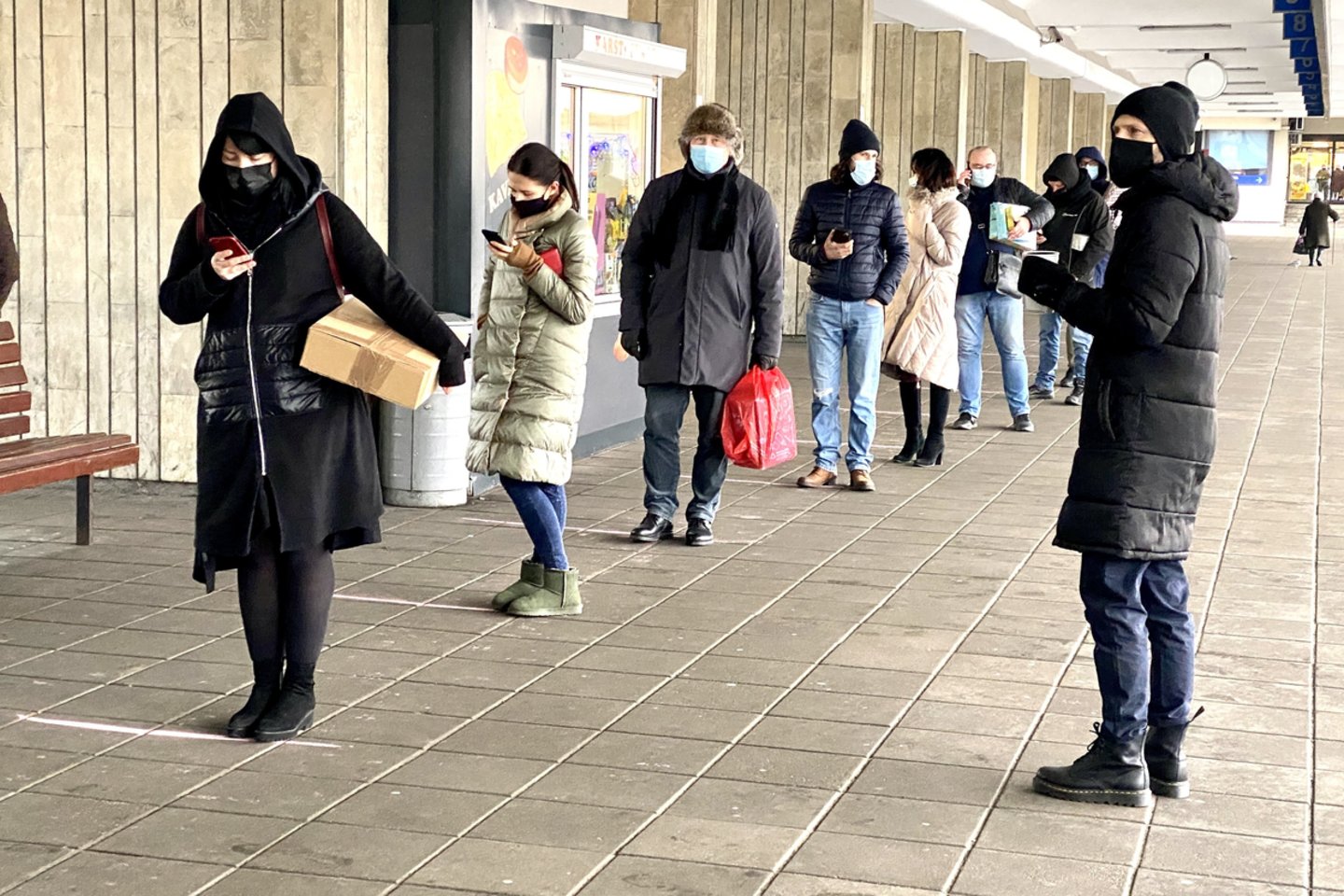 Vilniaus autobusų stotyje laukiant siuntų nusidriekė didžiausios žmonių eilės.<br>V.Ščiavinsko nuotr.