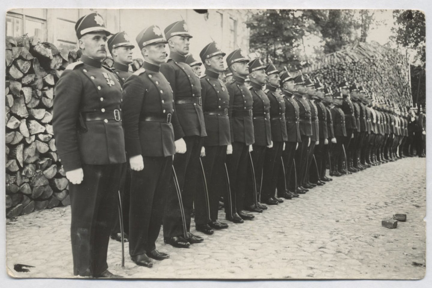  Aukštesniosios policijos mokyklos kursantai mokyklos kieme prieš išvykimą į bažnyčią, 1931 m.<br> LYA nuotr.