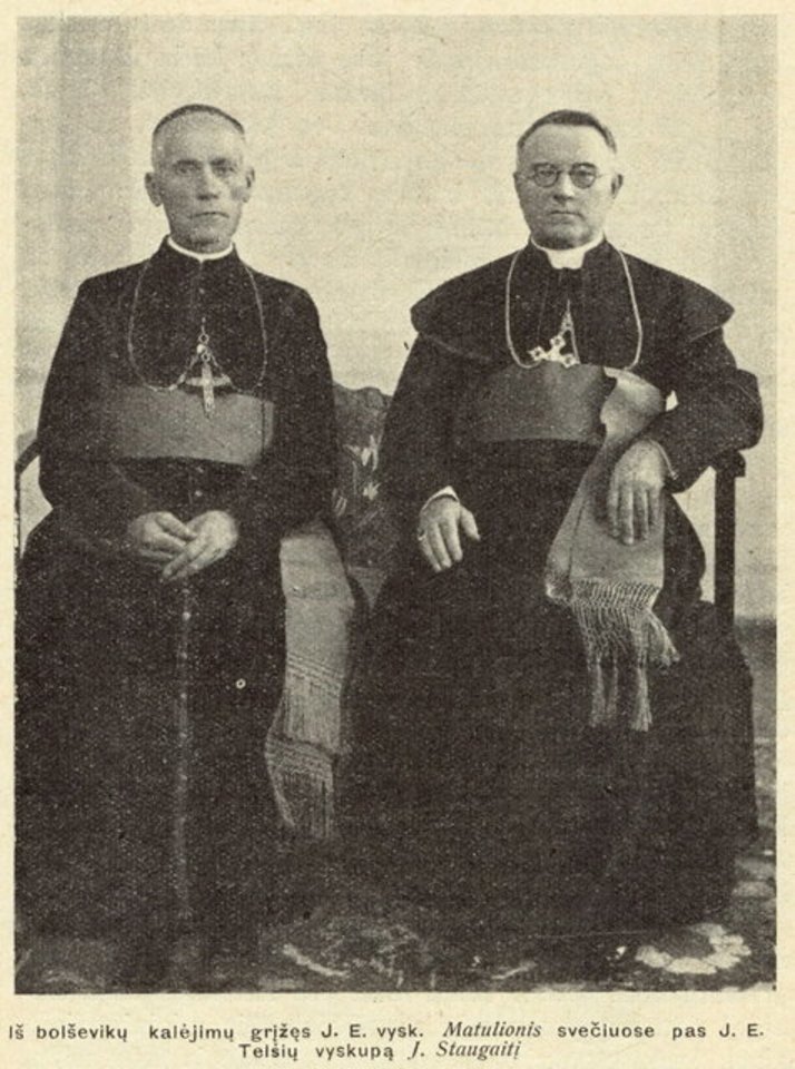Iš bolševikų kalėjimų grįžęs vyskupas T.Matulionis (kairėje) pas Telšių vyskupą, Lietuvos Nepriklausomybės Akto signatarą J.Staugaitį, 1933 m.<br> LYA nuotr.