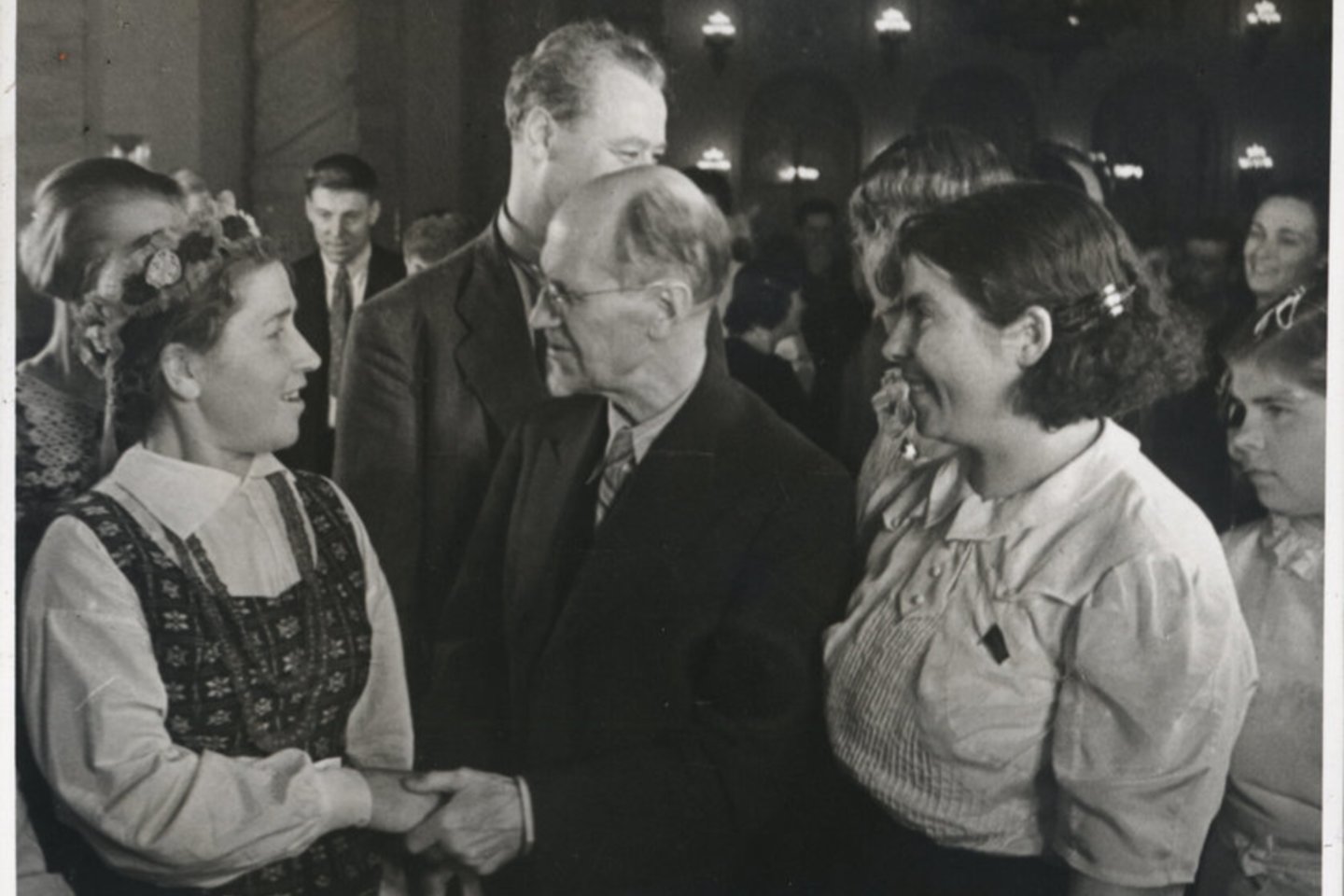 TSRS Aukščiausiosios Tarybos Prezidiumo pirmininkas Michailas Kalininas ir Liaudies seimo įgaliotosios komisijos narė Marija Kutraitė TSRS Aukščiausiosios Tarybos I šaukimo VII sesijos metu, 1940 m.<br> LYA nuotr.