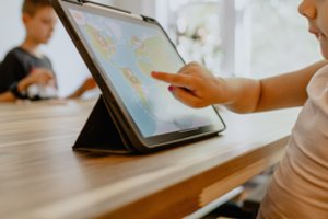 Padidėjus vaikų prie ekranų praleidžiamam laikui, ekspertai pataria, kaip rasti balansą