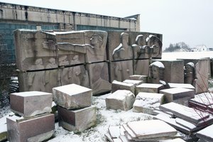 Kauno Vienybės aikštę puošusios trys stelos prieglobstį rado aerodrome
