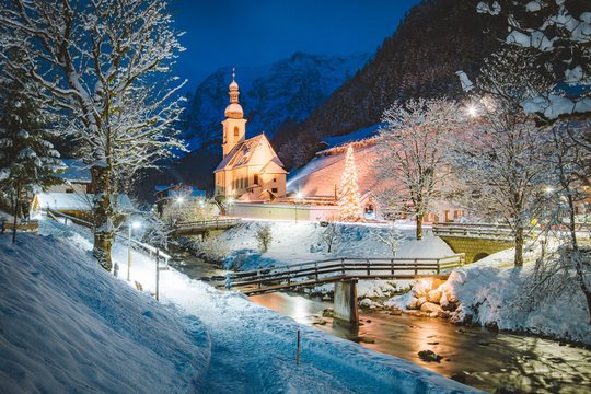 1818 m. Austrijos Oberndorfo prie Zalcburgo Šv.Mikalojaus bažnyčios vargonininkas Franzas Xaveras Gruberis ir kunigas Josephas Mohras, pritardamas gitara, per Kalėdų nakties mišias pirmą kartą sugiedojo giesmę „Tyli naktis, šventa naktis“, kuri vėliau tapo populiariausia kalėdine giesme visame pasaulyje, o 2011 m. UNESCO ją įtraukė į Pasaulio žodinio ir nematerialiojo kultūros paveldo sąrašą.<br>123rf