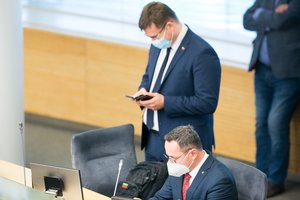 L. Kasčiūnas savanoriškoje saviizoliacijoje: balsuoja iš vertėjų kabinos Seime