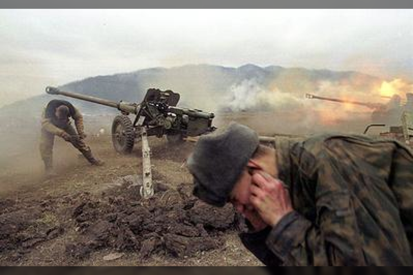 1999 m. Rusijos kariuomenė apsiautė Čečėnijos sostinę Grozną. Kitų metų vasario pradžioje miestas buvo užimtas.<br>wikipedia