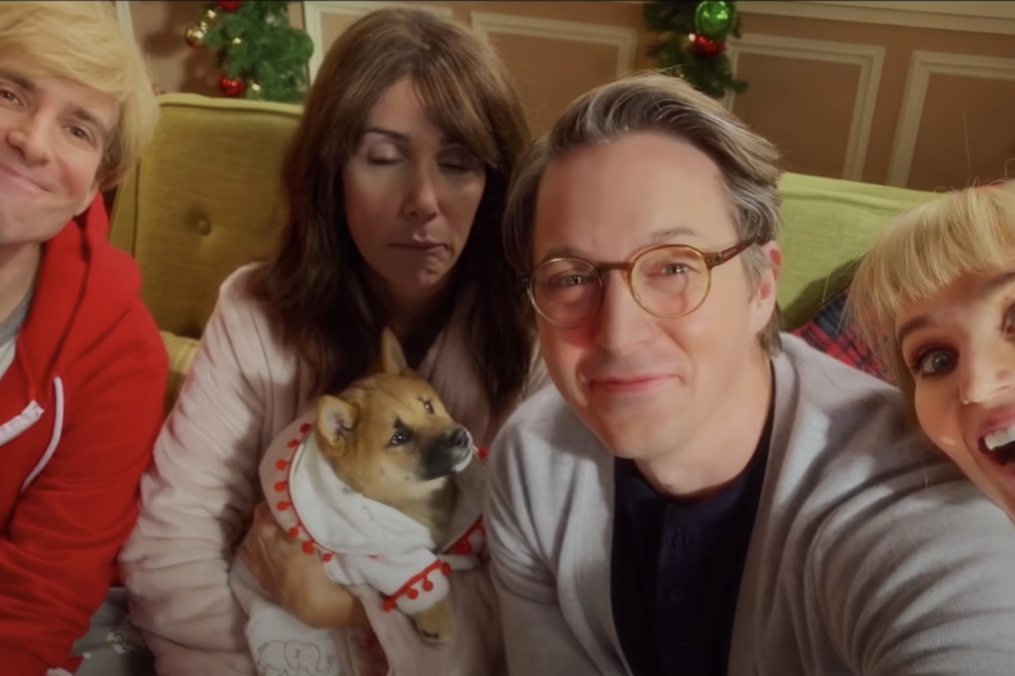 Dažnai būna, kad per Kalėdas dovanomis apipilami visi šeimos nariai išskyrus mamas.<br> Stop kadras iš SNL video