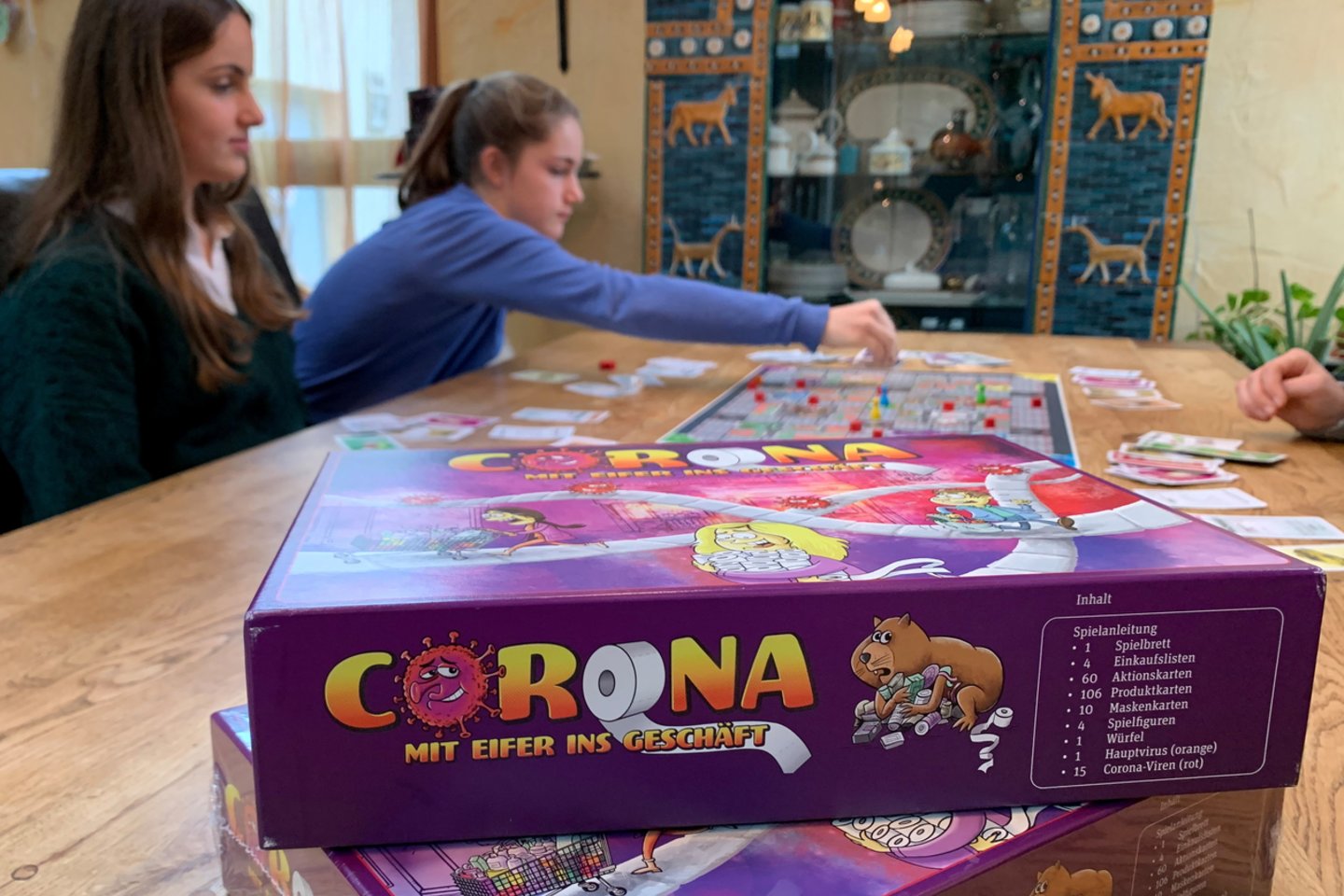  Pirmojo karantino Vokietijoje metu keturios Schwaderlapp seserys nusprendė ilgas valandas, praleidžiamas namie, išnaudoti geram tikslui ir sukūrė stalo žaidimą, kuris paremtas koronavirusu.  <br> Reuters/Scanpix nuotr.