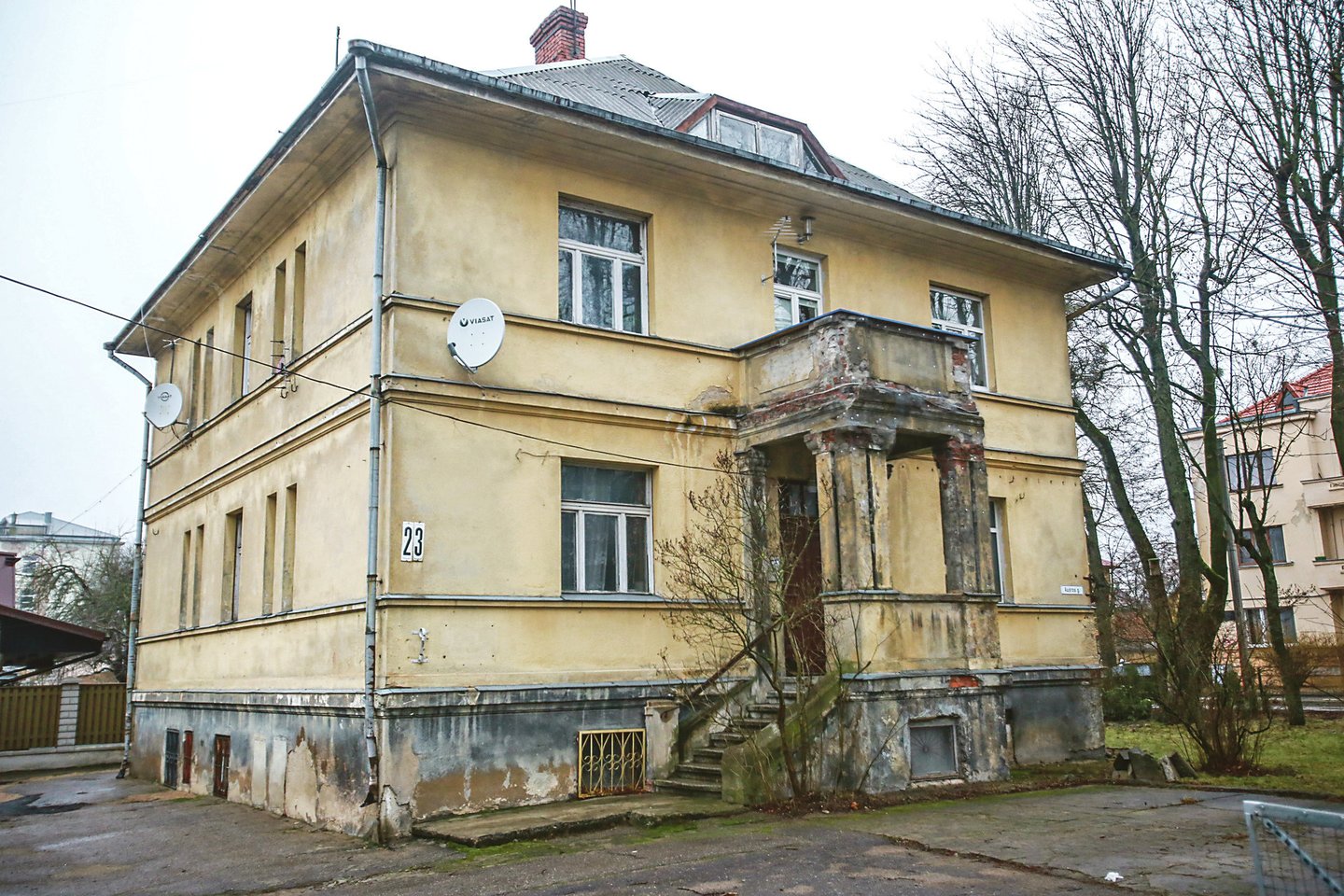 Aušros gatvėje 23-iuoju numeriu pažymėtą tarpukariu statytą gyvenamąjį namą planuojama rekonstruoti.<br>G.Bitvinsko nuotr.