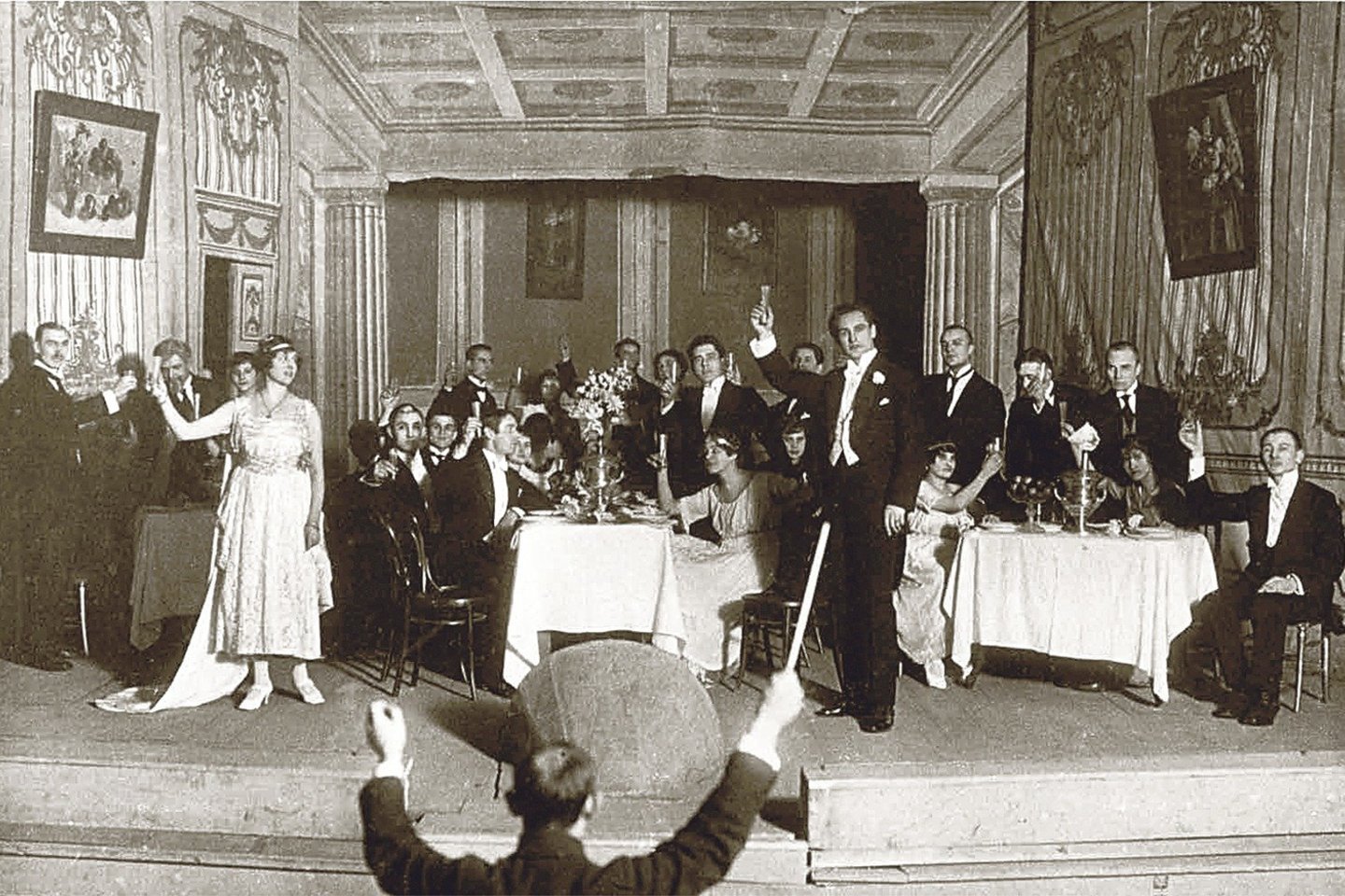 1920-ųjų gruodžio 31 dieną pirmajame profesionaliame operos spektaklyje – G.Verdi „Traviatoje“ – Violetą dainavo A.Galaunienė, Alfredą – K.Petrauskas.<br>Nuotr. iš TMKM archyvo