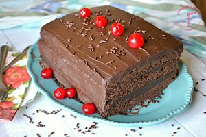 Šokoladinis tortas su džiovintomis slyvomis – lyg gabalėlis rojaus žemėje