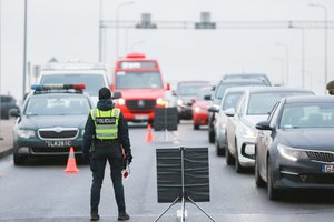 Vyriausybė dar labiau sugriežtino judėjimo tarp savivaldybių sąlygas: automobiliuose ribojamas keleivių skaičius