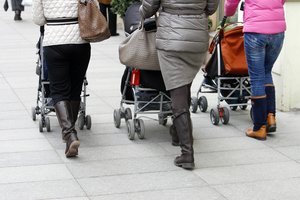 Lietuvos gimstamumo statistika: gimdyvės vis vyresnės, o kūdikių vis mažiau ir mažiau