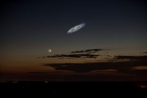 Andromedos galaktika naktiniame danguje yra didesnė nei Mėnulis. Tad kodėl jos nematome?