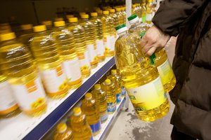 Žvilgtelėjo į kainas: šiemet labiausiai pigo vanduo, o brango – saulėgrąžų aliejus