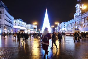 Per Kalėdas atsakomybė krito ant žmonių pečių: baiminantis trečiosios COVID-19 bangos, vieni užsidaro namuose, kiti – rizikuos
