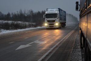 Košmariškas švenčių pasitikimas: prie JK užstrigo apie 1 tūkst. mūsų vilkikų, vairuotojams trūksta net tualetų