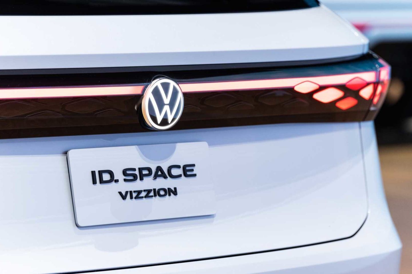 Po „ID.3“ hečbeko, „ID.4“ krosoverio ir būsimo „ID.5“ kupė krosoverio „Volkswagen“ dabar kuria savo „ID Vizzion“ koncepcinio sedano versiją.<br>www.motor1.com nuotr.