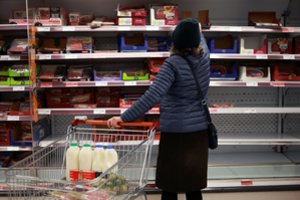 Vilkikų eilės prie sienos – dar ne viskas: britai gali pritrūkti kai kurių įprastų produktų