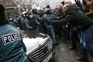 Armėnijos sostinėje protestuotojai bando blokuoti kelią premjero kortežui