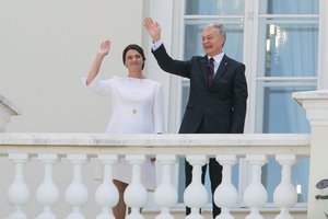 Lietuvos žmones per šventes raginant likti namuose, pas Nausėdas grįžo dukra