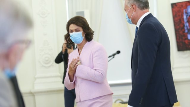 Prezidentas su žmona medikus pasveikino su šventėmis: dėkojo už darbą pandemijos metu