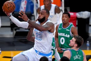 Kalėdinė NBA naktis: L. Jameso ir L. Dončičiaus dvikovoje – triuškinama „Lakers“ pergalė