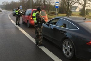 Atskleidė vairuotojų pasiteisinimus patikros punkte: važiuoja ir maudytis, ir pirkti priekabas 