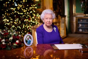 Britanijos karalienė Elizabeth II kalėdiniame sveikinime pabrėžė „nepažįstamųjų gerumą“
