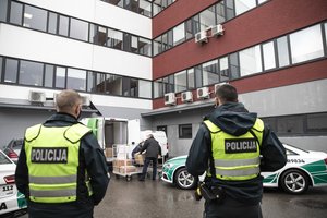 Naktį Lietuvą pasiekė pirmosios COVID-19 vakcinos